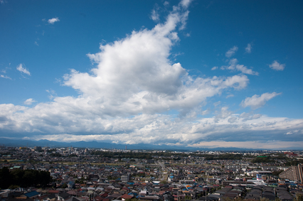 写真:自然がのこる日野市と青空