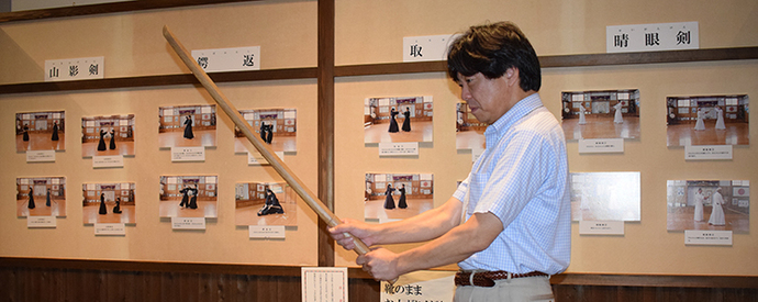 写真:木刀をかまえる男の人