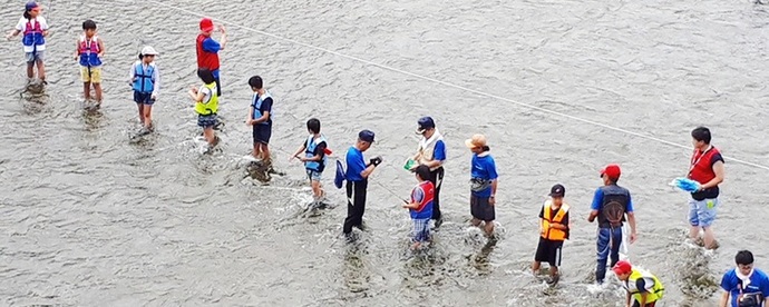 写真:釣りをしている子どもたち