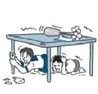 イラスト:机の下に隠れる親子