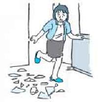 イラスト:室内のガラスを踏みそうな女性