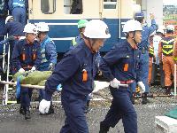 写真:負傷者を担架搬送する団員