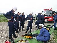 写真:署員から資機材について説明を受ける団員