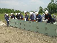 写真:鋼板防護工法を行う団員