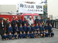 写真:園児たちと団員