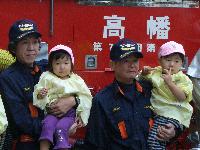 写真:こどもをだっこする団員