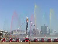 写真:一斉放水の様子