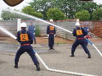 写真:放水している団員