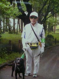 写真:犬の散歩中にパトロールしている男性