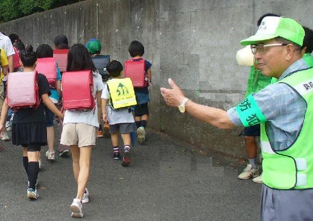 写真:通学路でこどもに声をかける男性