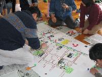 写真:地域安全マップ作成の様子