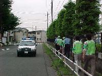写真:青パトと地域人とのパトロール