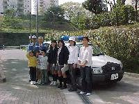 写真:青パトと地域の皆さま