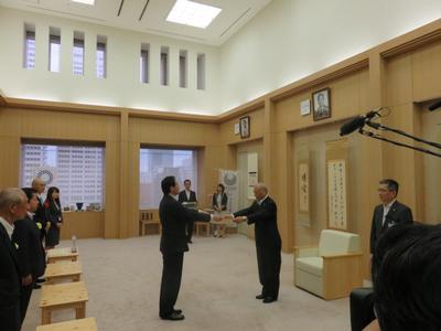 写真:贈呈式の様子