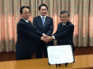 写真:「新可燃ごみ処理施設の整備及び運営に関する覚書」締結の様子