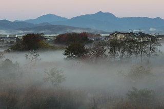 写真:浅川の川霧