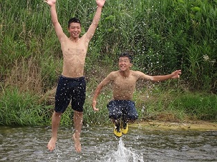 写真:「ゆかいな少年たち」