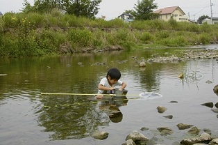 写真:「弟の川遊び。」