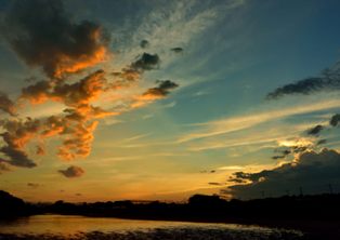 写真:浅川に雨雲散る