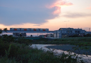 写真:多摩モノレールとあさかわ