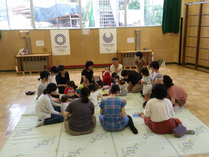 写真:わらべうたの様子