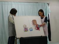 写真:3枚のお札パネルシアターの様子