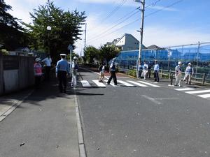 写真:下校時の見守りの様子2