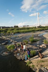写真:河原で遊ぶ子どもたちの様子