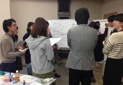 写真:ボードに書かれた議題について真剣に考える参加者たち