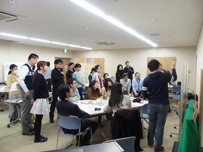 写真:講師の話を聞く参加者たちの様子