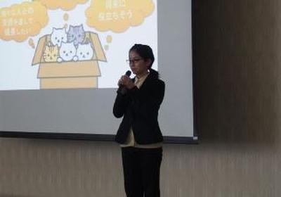 写真:スクリーンに説明を映しながら発表をする学生の様子1