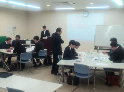 写真:若手経営者同士でグループになって座り、交流をしている様子