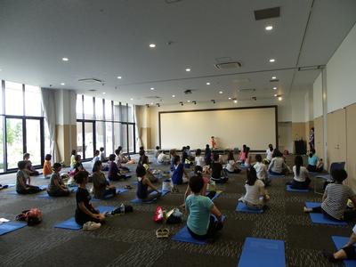 写真:ホールで行われるヨガ教室の様子