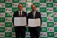 写真:協定書を持つ代表者1