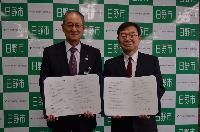 写真:締結書を掲げる代表者