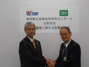 写真:握手を交わす代表者