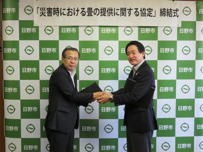 写真:締結式で握手をするしている様子