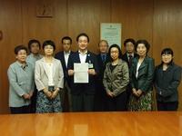 写真:男女平等推進委員による提案書の提出