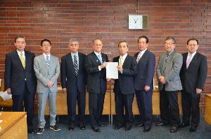 写真:第5期行革懇談会委員が馬場市長に報告書を提出