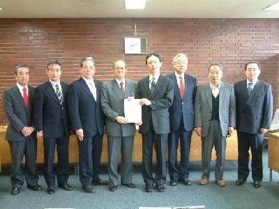 写真:第4期行革懇談会委員が馬場市長に報告書を提出