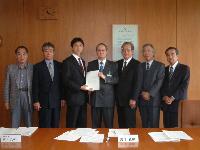 写真:第3期行革懇談会が市長に行革の進行管理等に関する報告書を提出