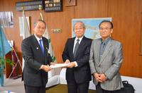 写真:市民評価報告書を委員長・副委員長から市長へ提出