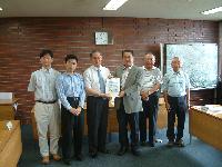 写真:「市民が市民のためにわかりやすく作った日野市財政白書」が完成し、市長に渡しました