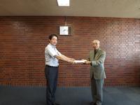 写真:委員長から市長へ