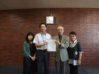 写真:市民委員4名と市長