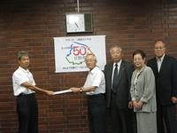 写真:教育長へ手渡し