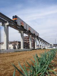 写真:地区内をはしるモノレール