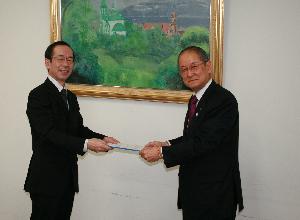 UR 望月本部長へ協力要請する写真