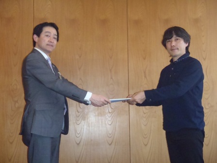 写真:「日野市住宅マスタープラン(案)」を小泉委員長より市長へ提出する様子