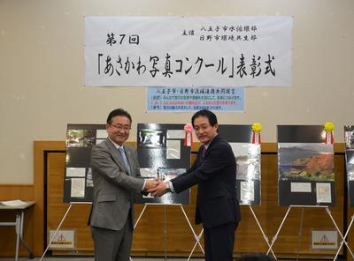 写真:石森孝志・八王子市長、大坪冬彦・日野市長